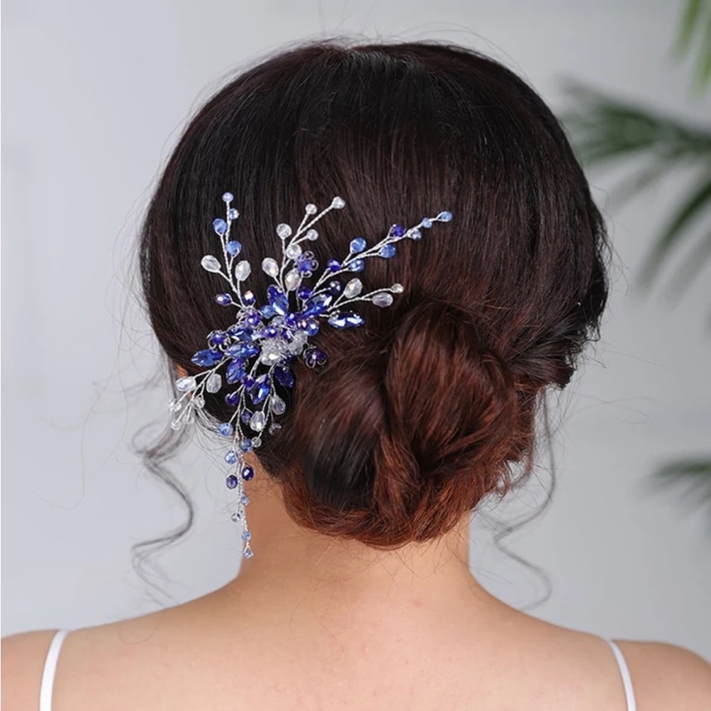💎NWT💎 Gorgeous blue and white hair piece with a silver undertone